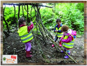 crianças fazendo construções na escola da floresta