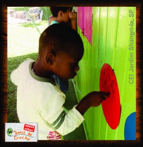 menino desnhando na parede