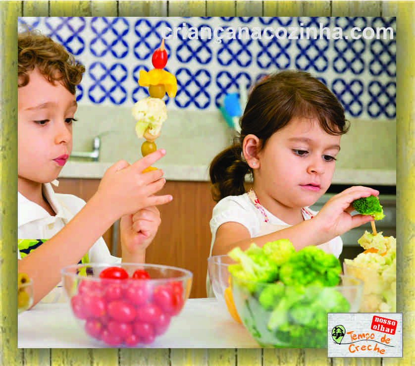 criancas-preparando-espetinho-de-vegetais