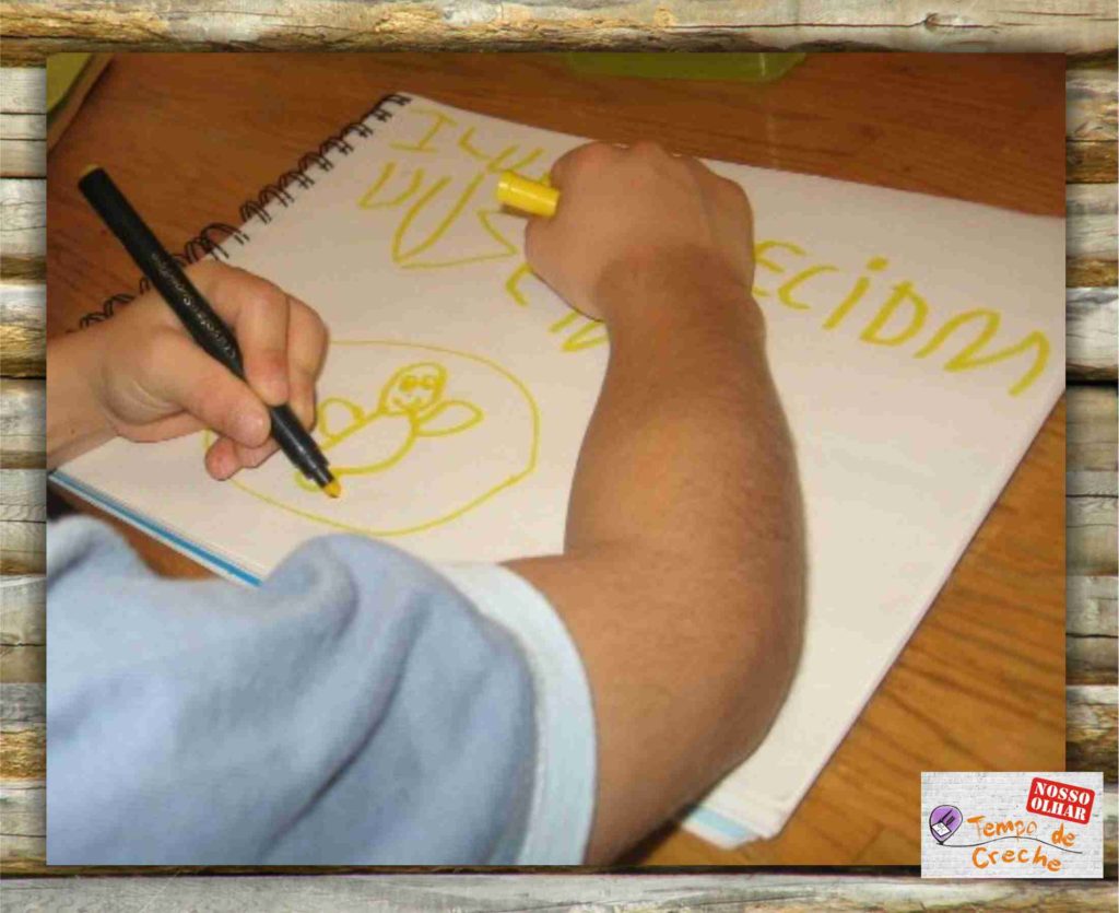 Criança desenhando no caderno