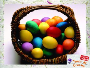 Cesta de ovos coloridos