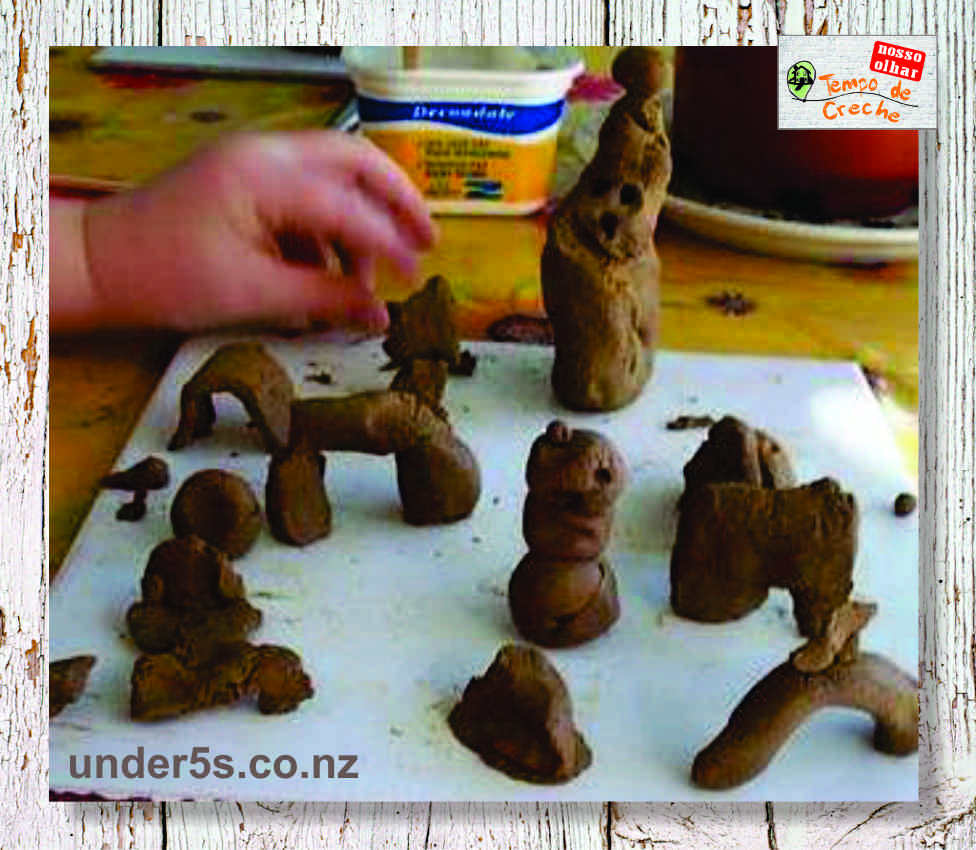 crianças modelando argila