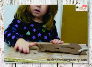 menina modelando de argila