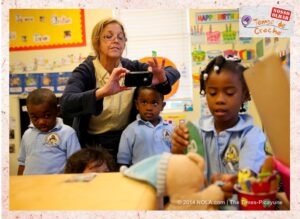 professora registrando com celular