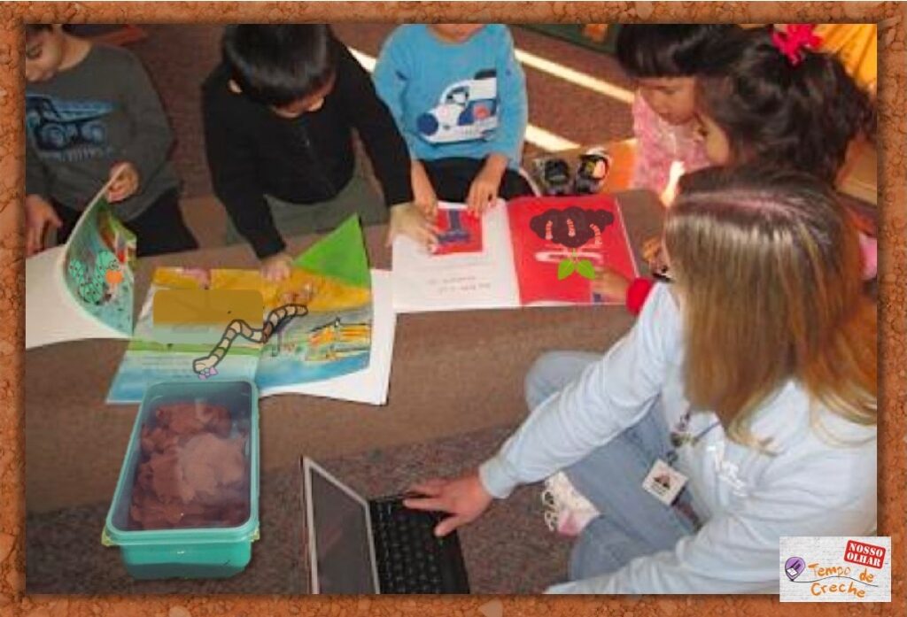 Criancas pesquisando livros de historia